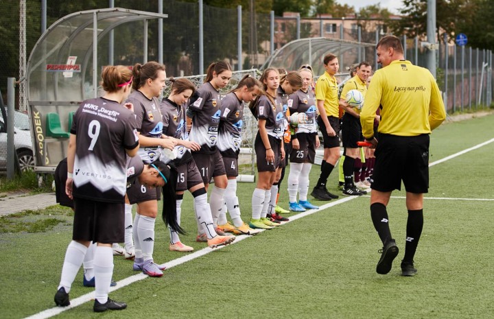 Więcej zawodniczek rezerwowych